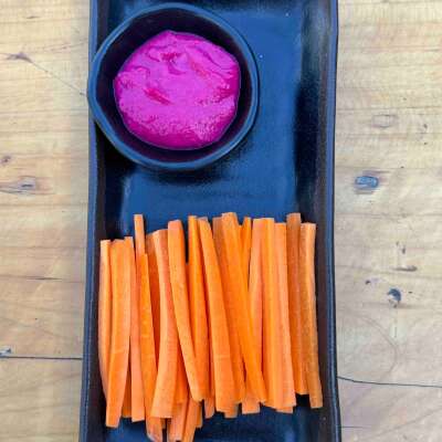 Bastones de zanahoria con humus de betarraga